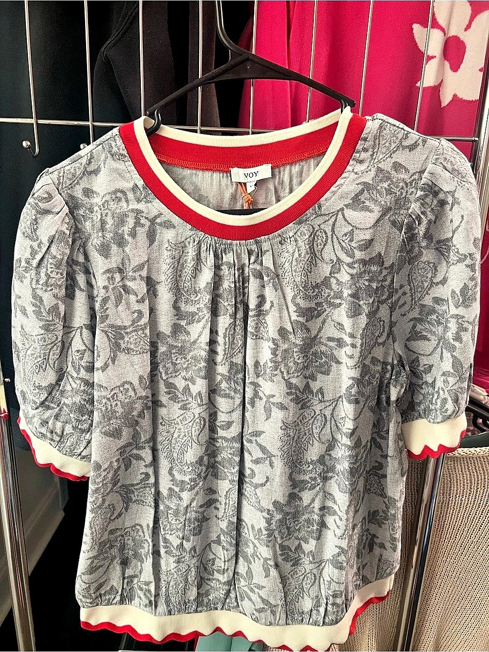 Voy Floral Short Sleeve Top in Gray & Red New with Tags